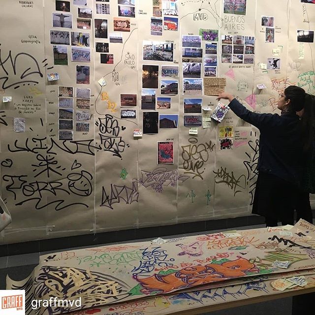 Repost de @graffmvd -  Exposición Artes Graffiti - Parte 2- esta exposición es como la calle, mutable, como un palimpsesto de papel, es abierta a quien quiera aportar sus conocimientos, la idea también es que sea transportable, y pueda cambiar de ubicación y seguir recolectando información de esa cultura que formamos todxs. Es un mapa conceptual- temporal y geográfico - donde se ubican diferentes corrientes, estilos y formas, y también vas a encontrar cuadros. Con el aporte de @arte.callejero.latinoamerica tenemos material de Argentina, Brasil, Ecuador, Chile, en las fotos se ven imágenes Livro Xarpi @livroxarpi , Caminante Cósmico @caminantecosmico , EcStreetGallery @ecstreetgallery , Archivo Graffiti Baires @archivo.graffiti.baires , Pixoação @pixo_acao