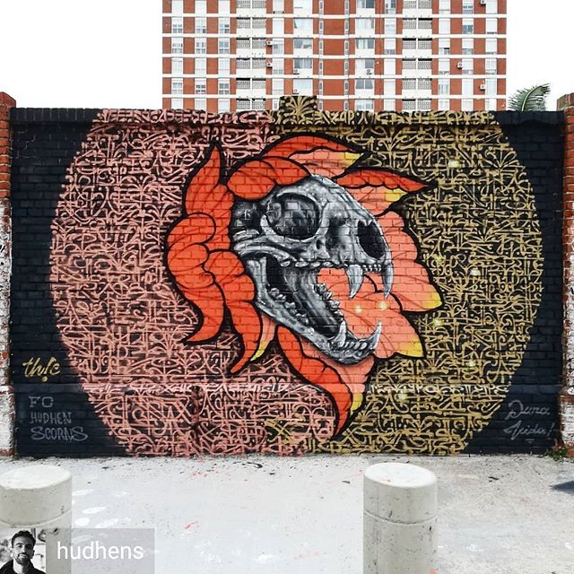 Repost de @hudhens -  Copper & Gold  Colab de ayer  con @scorns.one y @facu.nomercy.tattoo 🤟 rica fusión, Th!C  #art #mural #streetart #calligraffiti #moderncalligraphy #calligrafuturism #realism #neotraditional #design #urbanart #graffiti #wallart #tuhermanacrew