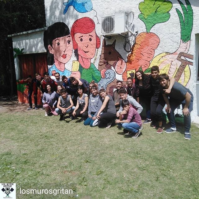 Repost de @losmurosgritan -  Muchas veces nos escriben preguntando ¿por qué no hacemos murales que sean más "artisticos"? A lo que siempre respondemos: Ese no es nuestro tipo de arte, ni buscamos ser más o menos "artisticos", buscamos el Arte que refleje cada lugar.Hay gente que puede realizar obras magníficas solas o en grupo, a los que admiramos y nos maravillamos con su trabajo. Pero en @losmurosgritan buscamos que el arte sea participativo, elaborado por manos que tienen o no experiencia en la plástica. Que sea un goce y un aprendizaje colaborativo.No buscamos un arte individualista sino todo lo contrario. Nuestros muros son extremadamente bellos, no por su estética sino por su contenido y por quienes lo han hecho.@mn.alonso#arte #artecallejero #arteparticipativo #artedetodos